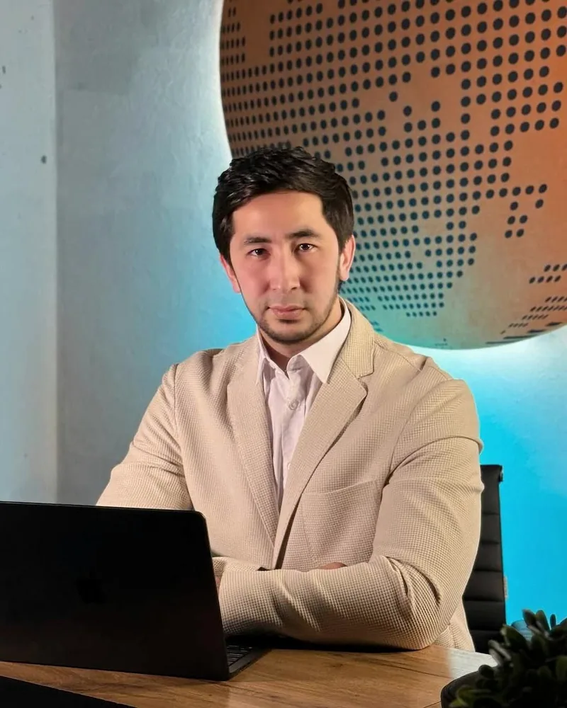 Ilhom Ibrohimov ish jarayonida